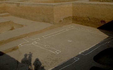 新华社照片，郑州，2010年1月12日<br />    河南新郑望京楼遗址新发现夏商两座大型城址<br />    已经清理完成的望京楼遗址一角（1月12日摄）。<br />    郑州市文物考古研究院日前在对河南省新郑市望京楼遗址考古发掘中，发现了夏代和商代两座大型城址，并发现了外廓城，城址总面积达168万平方米。专家初步推测，夏代城址可能为夏之某一方国都邑，商代城址则可能是商代前期的一座军事重镇。<br />    新华社发（双瑞摄）