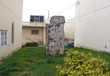 Qala (Il-Hagra l-Wieqfa) (Standing Stone / Menhir) [Photo: The Modern Antiquarian] 