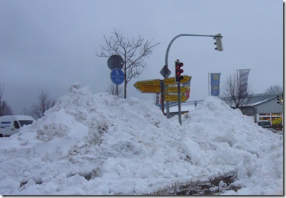 Die 'Famila' Kreuzung in Heiligenhafen mit Schneehaufen, H. Brune