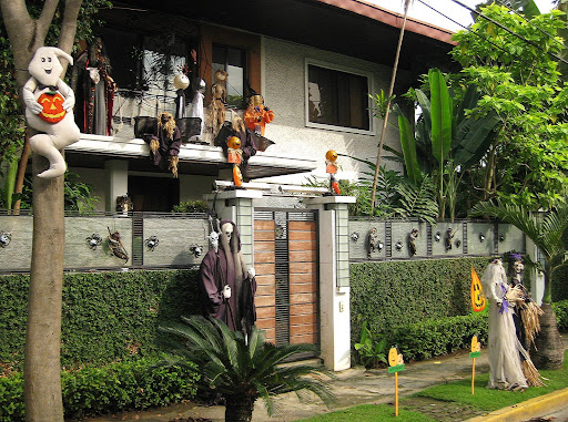 house in Magallanes Village decorated for Halloween