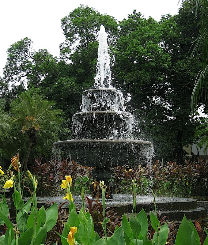 fountain in Plaza Moriones in Fort Santiago