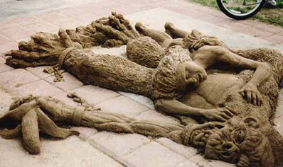 dead-monkey-sand-sculpture