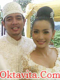Foto Pernikahan Hesti Purwadinata dan Edo Borne – Oktavita.Com