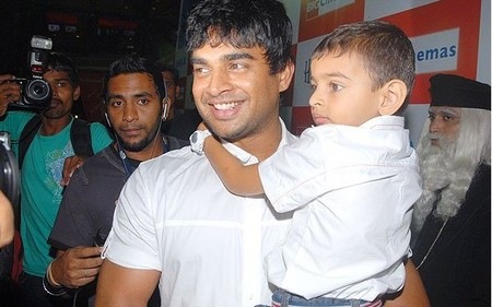 [Madhavan-with-his-wife-Sarita-Birje-and-son-Vedant[3].jpg]
