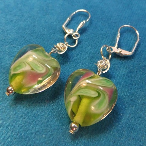 [fantasycreations green lampglass heart dangle earrings[2].jpg]