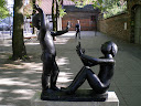 Spielende Kinder? Skulptur in Rostock
