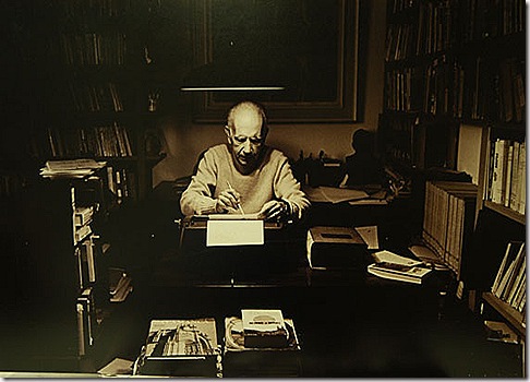 O escritor em momentos de criação, em seu escritório. Foto: Leonid Streliaev