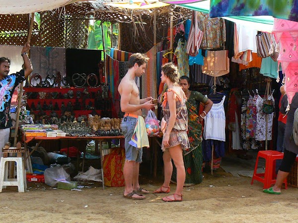 Imagini India Goa: neo-hippie la Anjuna Market