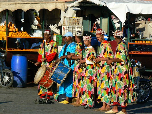Imagini Maroc: Jema el-Fnaa Marrakech - dansatori.JPG