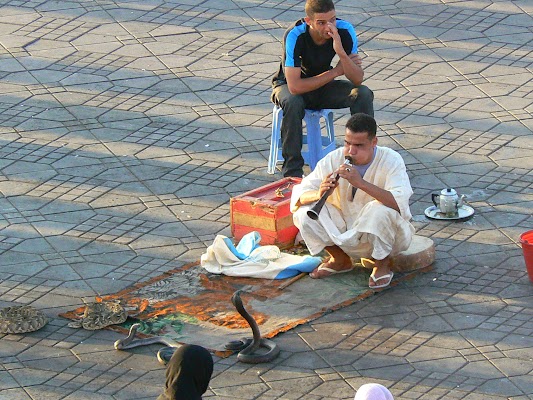 Imagini Maroc: Jema el-Fnaa Marrakech - cantaretii de serpi.JPG