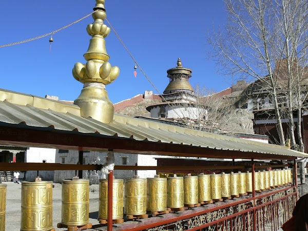 Obiective turistice Tibet: roti de rugaciune.JPG