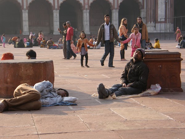 Obiective turistice India: la moscheea din Delhi