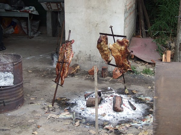 Imagini Argentina: asado in curte.JPG