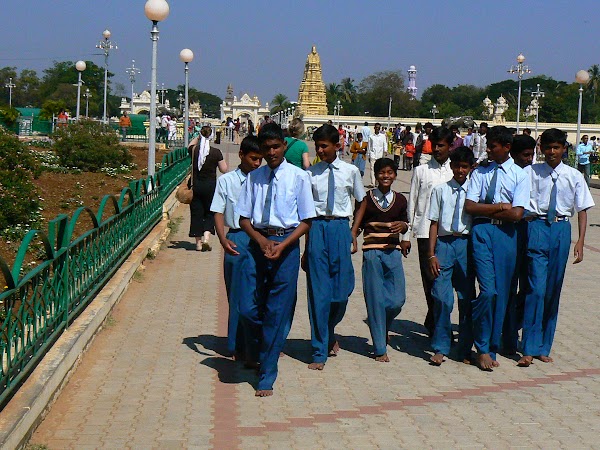 Imagini India: cu clasa in excursie la palatul Mysore