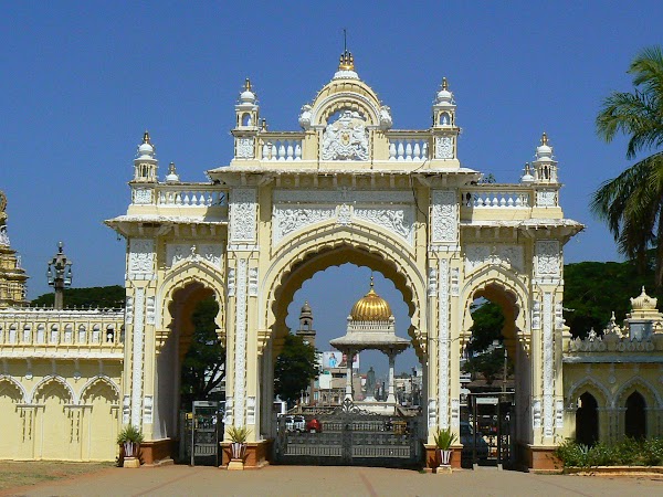 Obiective turistice India: palatul Mysore, poarta dinspre oras.JPG