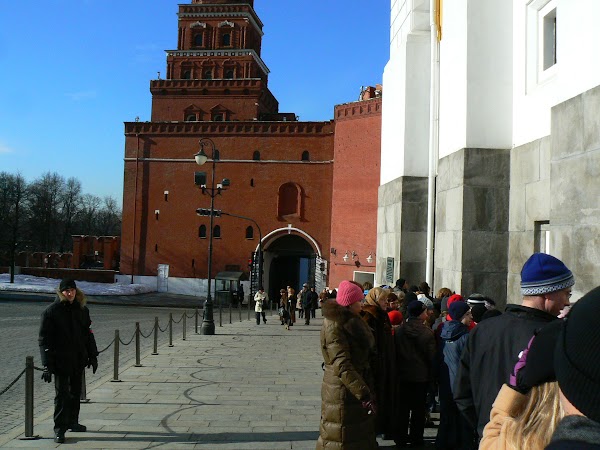 Obiective turistice Rusia: la coada la Armoury, Moscova