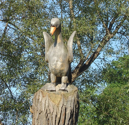 [Duck sculpture watches over the ducks[3].jpg]