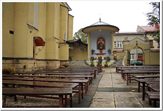 Nowy Sącz, Kościół pw. św. Ducha i klasztor oo. jezuitów, dziedziniec