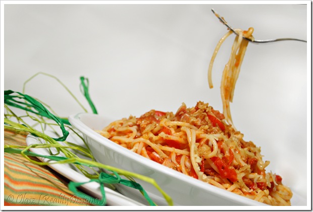 Spaghetti z papryką konserwową i cebulką – szybki obiad