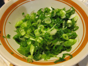photo of a bowl of sliced scallions