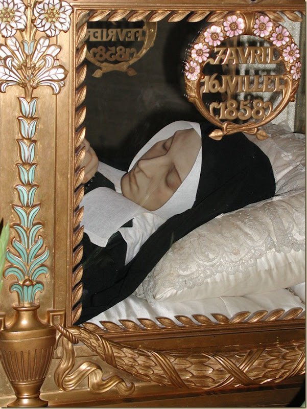 Corpo incorrupto de Santa Bernadette em Nevers