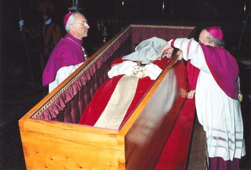 [pope funeral[3].jpg]