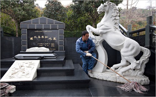 在距成都市市区以东约60公里的长松寺公墓里,一名工作人员正在用拖把为一座巨型豪华墓地清洁大理石地板。 在距成都市市区以东约60公里的长松寺公墓里,一名工作人员正在用拖把为一座巨型豪华墓地清洁大理石地板。.jpg