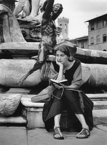 [ruth orkin - sitting at statue[2].png]