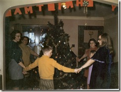 1971 12 24 Fern, Elin, Bruce, Annalee, Lyn, Oline dancing around tree