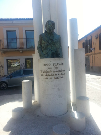 Ennio Flaiano Statua