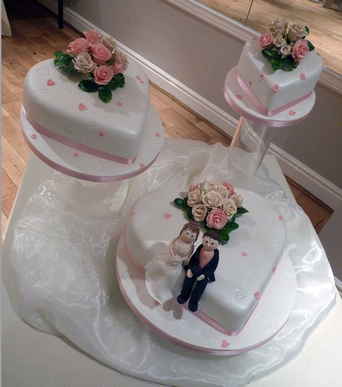 [3-tier-tilting-cakes-with-rose-and-modeled-characters[3].jpg]