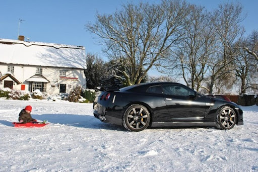 R35 GTR fun on snow