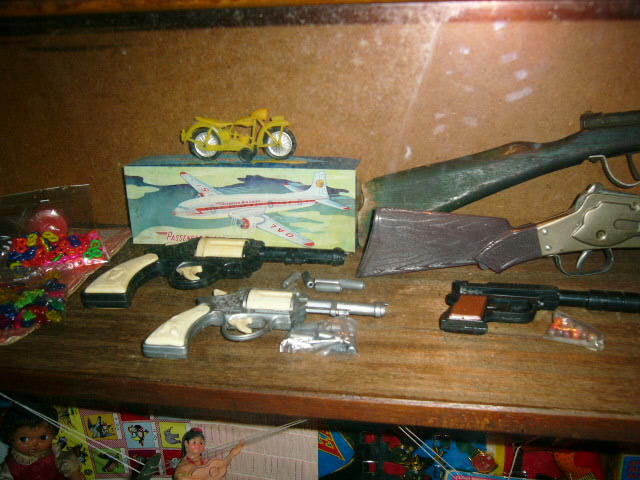 男士们，还记得当时非常流行的玩具手枪吗？（特别是那支奶黄色+黑色）