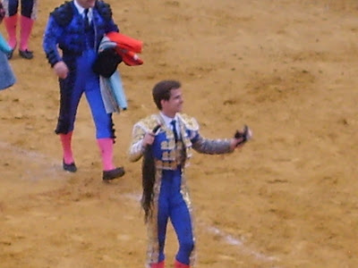 El Juli con dos orejas y rabo en la plaza de toros de Pozoblanco. Foto: Pozoblanco News, las noticias y la actualidad de Pozoblanco (Córdoba)* www.pozoblanconews.blogspot.com