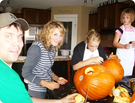 20091025 carving pumpkins (7) edit