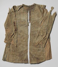 Jas, groen met wit gestreept, van dunne, soepele stof, met losse mouw en knopen