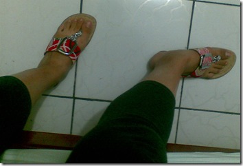 sandálias nos pés