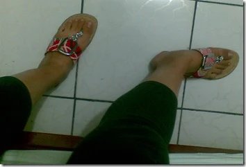 sandálias nos pés