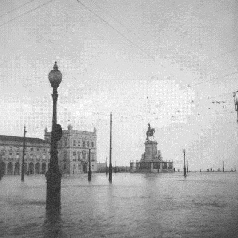 [Inundações Praça do Comércio 1945[4].jpg]