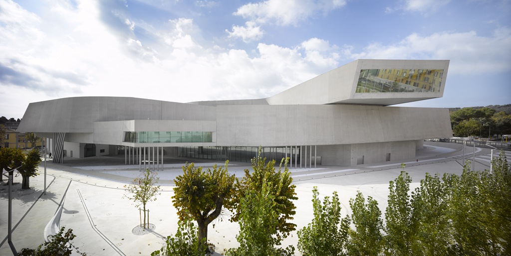 [2552_MAXXI_National Museum of XXI Century Arts_designed by Zaha Hadid Architects_ photo by Roland Halbe[4].jpg]