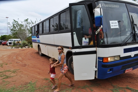 Fotos do desembarque dos atores e organizadores da paixão de Cristo, no Aqua Mac
