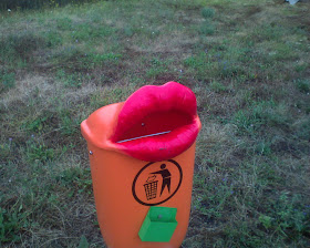 kuka, Budapest, utcai szemétgyűjtők, public art, street-art,  vicces