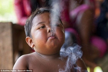 طفل إندونيسي عمره عامان ويدخن السجائر بشراهة