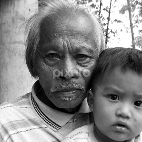 Grand Father and the boy by Virgani Dhirgacahya - Black & White Portraits & People