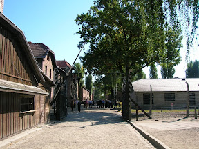 113 - Auschwitz I, El trabajo libera.JPG