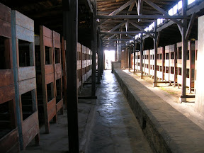 136 - Auschwitz II - Birkenau, barracón para prisioneros.JPG