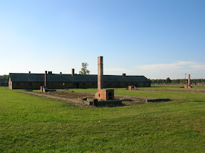 163 - Auschwitz II - Birkenau, restos de un barracón de piedra.JPG