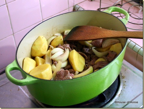 adding potatoes to niku jaga