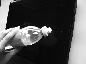 Use detergnte líquido neutro para desengordurar a tampa do notebook