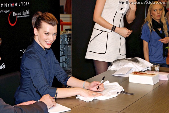 [Milla+hand+Hilfiger+handbag+ZWFrevIxWI8l[3].jpg]